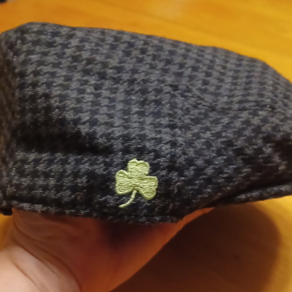 The Aran Trading Co. Men's Black And Gray Houndstooth Flat Cap